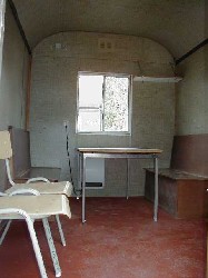 Innenansicht 1: Fenster, E-Heizung, Sitzgruppe
